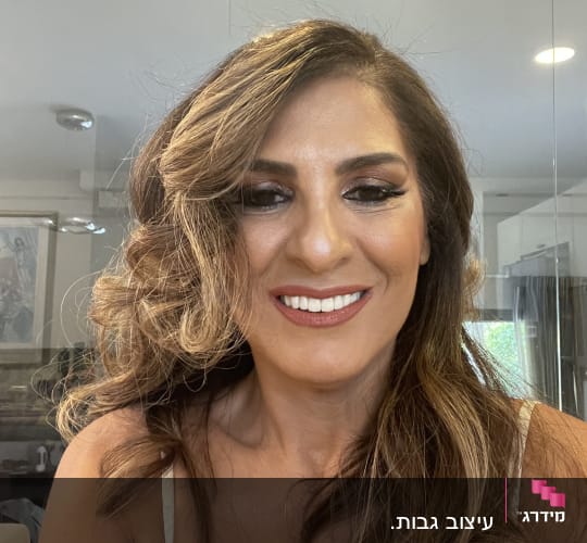 איפור עיניים ושפתיים מקצועי על אישה מחייכת